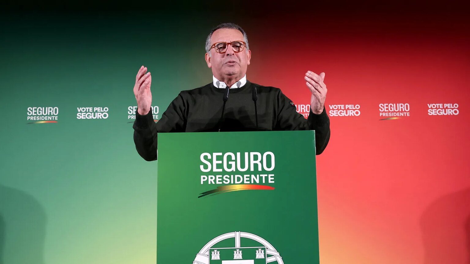 socialista fica na frente do oponente de extrema direita no.jpg