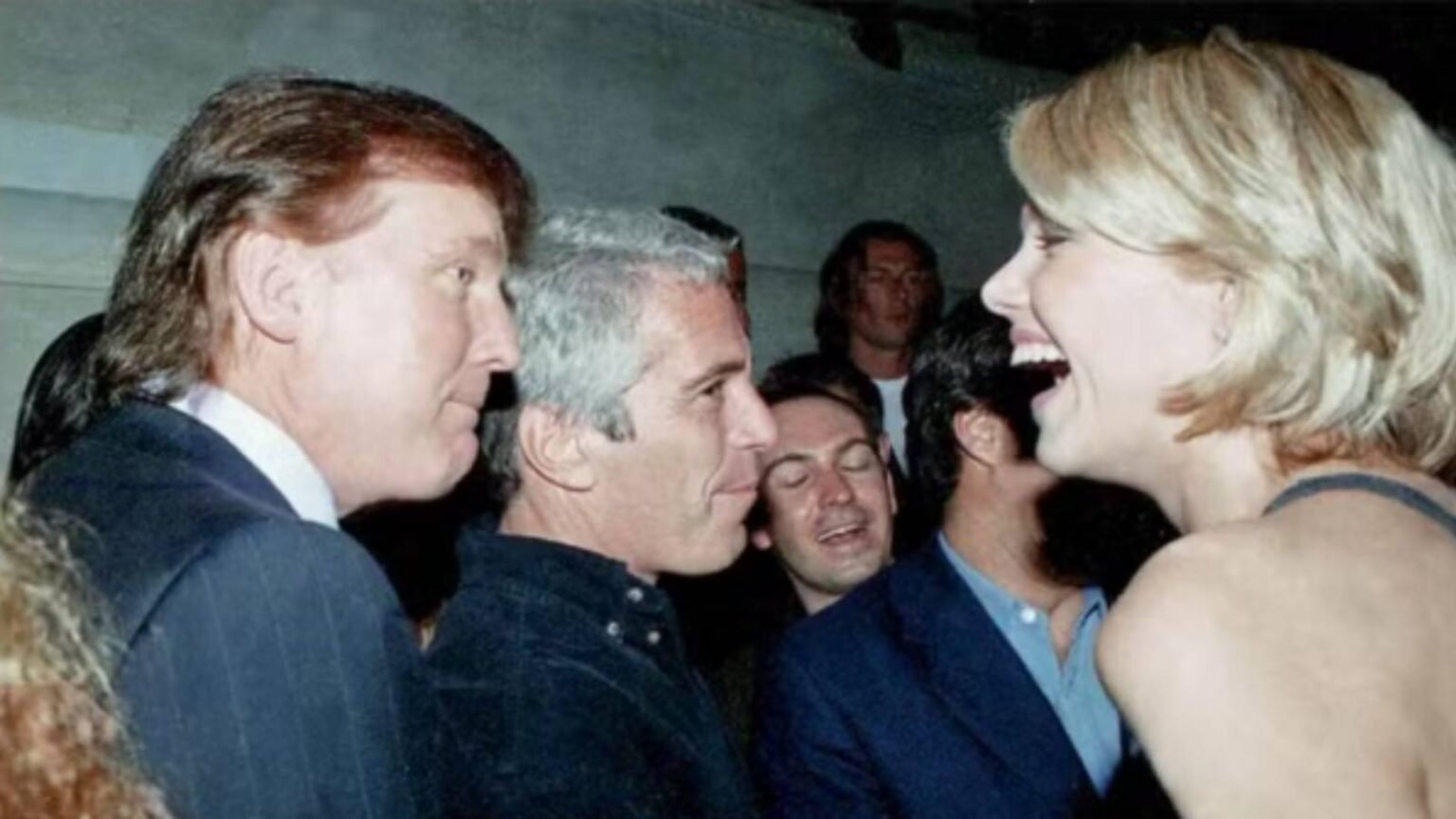 Arquivos Epstein expõem poderosos e recolocam Trump no centro de acusações de abuso sexual 1 arquivos-epstein-expoem-poderosos-e-recolocam-trump-no-centro-de-acusacoes-de-abuso-sexual-bilionarios-frequentavam-os-mesmos-espacos-em-ny-e-palm-beach-nos-anos-1990-e-cultivavam-o-mesmo-apreco-por-mulheres-belas-e-jovens-foto-reproducao-tvt-news