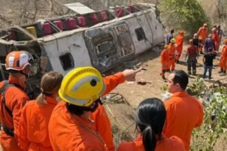 Capotamento de ônibus que levava romeiros deixa 15 mortos em Alagoas 7 Capotamento de onibus que levava romeiros deixa 15 mortos em.jpg