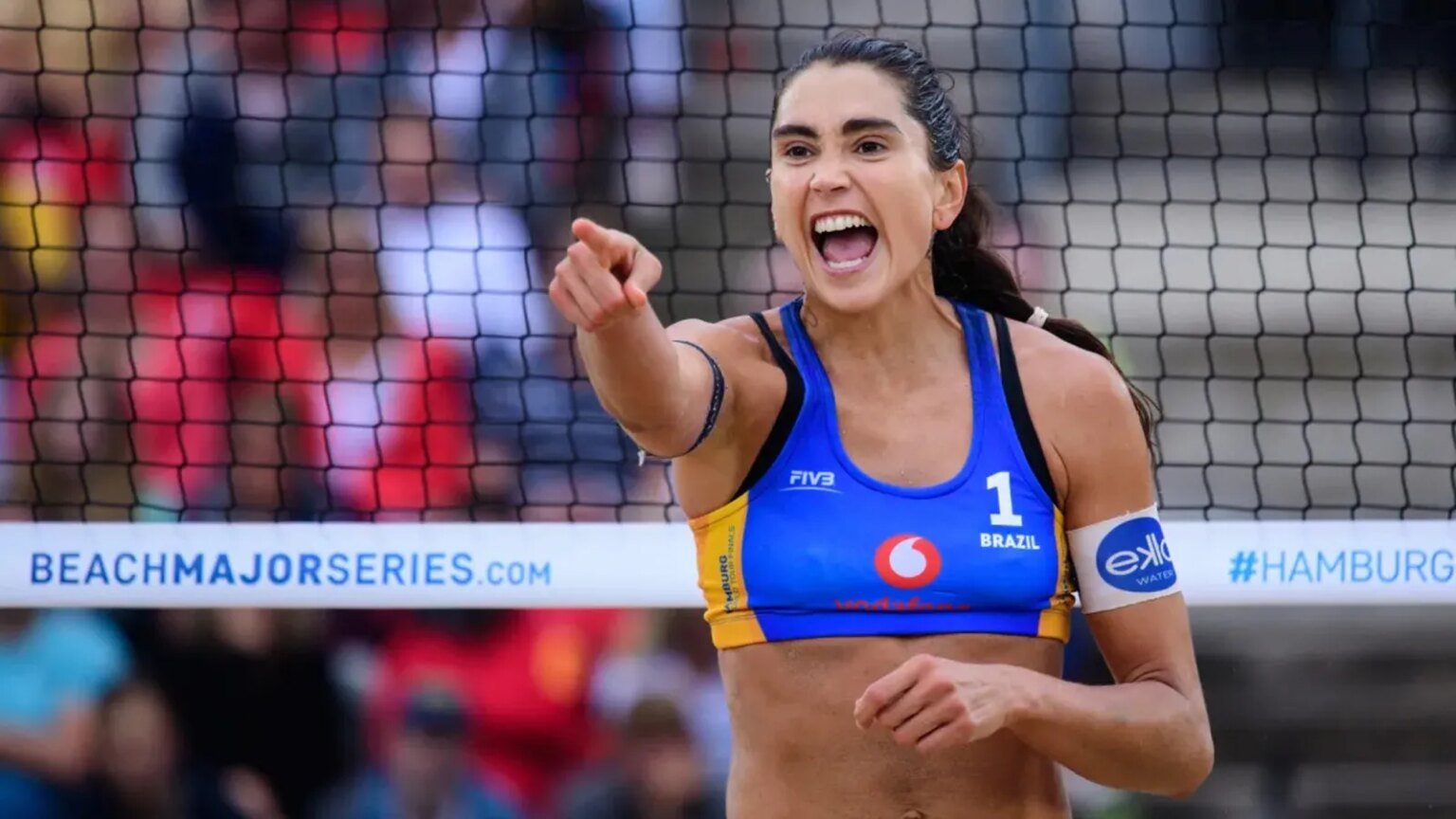 Carol Solberg e suspensa pela FIVB apos comemorar prisao de.jpg