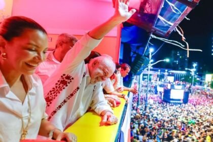 Desfile que homenageou Lula no Rio e criticado por aliados.jpg