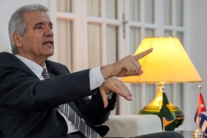 embaixador-de-cuba-chama-de-genocidio-medidas-de-trump-sobre-petroleo-o-que-eles-fizeram-foi-condenar-o-povo-cubano-ao-exterminio-diz-embaixador-foto-rafa-neddermeyer-agencia-brasil-tvt-news