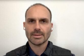 Esposa faz desabafo e afirma que Eduardo Bolsonaro Esposa faz desabafo e afirma que Eduardo Bolsonaro nao esta.jpg