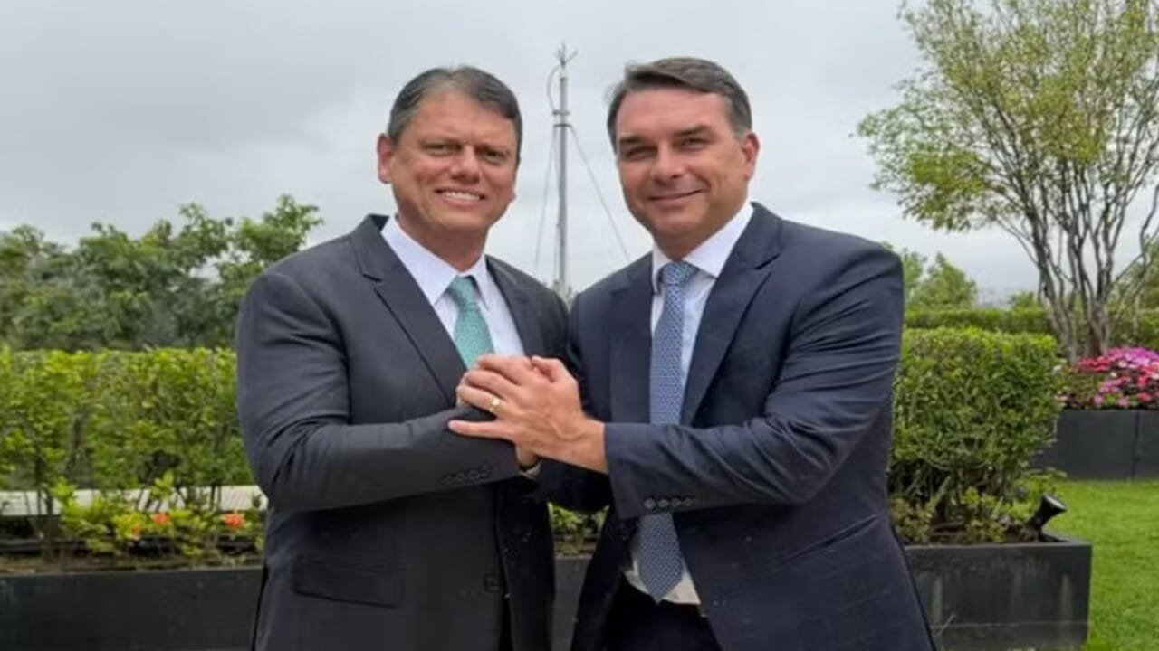 Flávio Bolsonaro confirma apoio e amplia parceria com Tarcísio de Freitas após reunião 1 Flavio Bolsonaro confirma apoio e amplia parceria com Tarcisio de.jpg