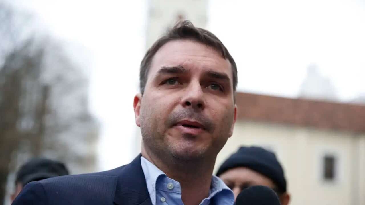 Flavio Bolsonaro vai as lagrimas ao falar de Michelle e.jpg