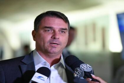 Flavio assume legado de Bolsonaro nas redes sociais e aparece.jpg