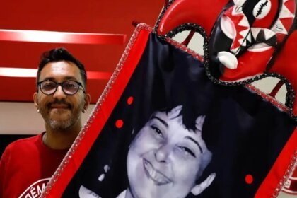 homenagem-do-salgueiro-a-rosa-magalhaes-fechara-desfiles-de-2026-rosa-e-professora-e-nos-ensinou-a-amar-o-brasil-e-a-brasilidade-diz-carnavalesco-foto-tania-rego-agencia-brasil-tvt-news