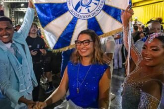 Janja e esperada em desfile da Academicos de Niteroi.jpg