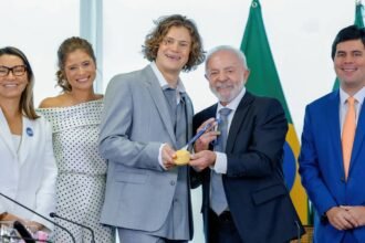 Lula recebe Lucas Pinheiro, medalha de ouro nos Jogos de Inverno 5 lula-recebe-lucas-pinheiro-medalha-de-ouro-nos-jogos-de-inverno-sou-metade-noruegues-e-isso-representa-a-realidade-brasileira-foto-ricardo-stuckert-pr-tvt-news