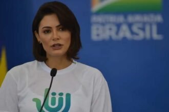 Michelle quebra o silêncio depois de Bolsonaro ser retratado como palhaço em desfile pró-Lula 7 Michelle quebra o silencio depois de Bolsonaro ser retratado como.jpg