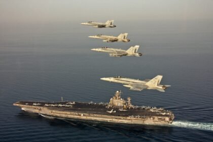 Novas imagens de satelite revelam porta avioes dos EUA em posicao.jpg