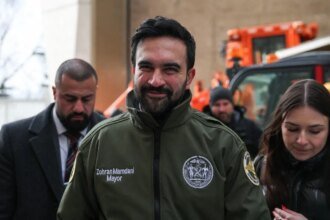 Prefeito de Nova York assina ordem que impede ICE de.jpg