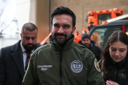 Prefeito de Nova York assina ordem que impede ICE de.jpg