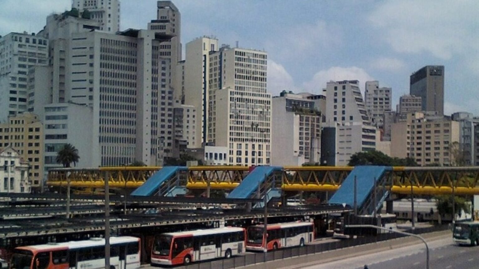 Passageiros do transporte público da capital paulista encontraram, na manhã de hoje (12) portas fechadas em um dos principais terminais de ônibus da cidade, o Terminal Parque Dom Pedro II. Foto: Wikicommons