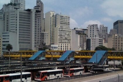 Passageiros do transporte público da capital paulista encontraram, na manhã de hoje (12) portas fechadas em um dos principais terminais de ônibus da cidade, o Terminal Parque Dom Pedro II. Foto: Wikicommons