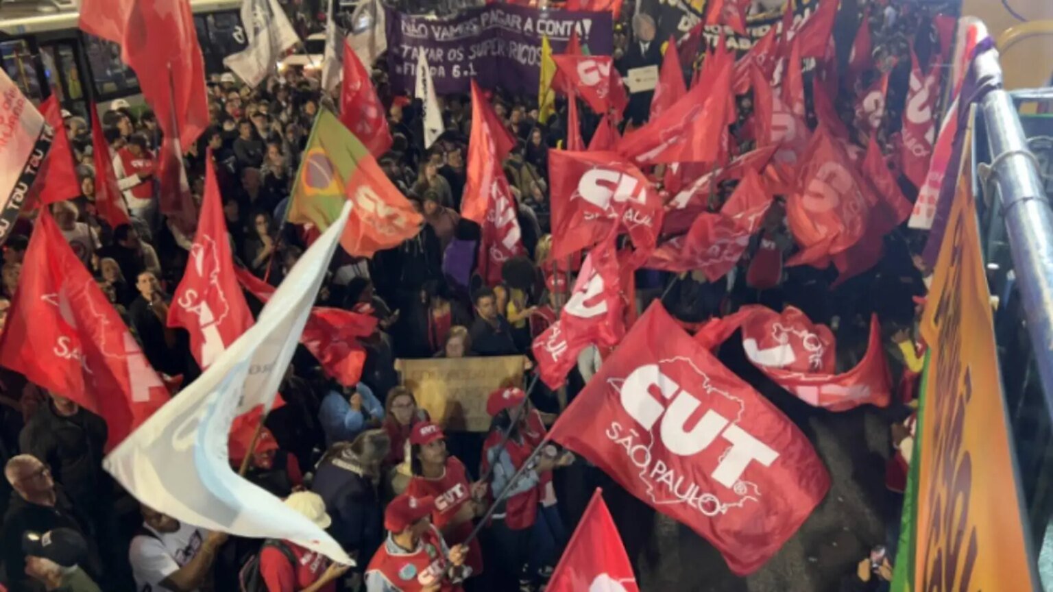 trabalhadores-celebram-nas-ruas-isencao-do-imposto-de-renda-foi-importante-a-luta-por-justica-tributaria-mas-ela-continua-disse-presidente-da-cut-foto-roberto-parizotti-cut-tvt-news