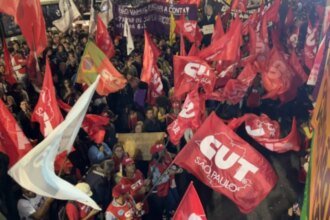 trabalhadores-celebram-nas-ruas-isencao-do-imposto-de-renda-foi-importante-a-luta-por-justica-tributaria-mas-ela-continua-disse-presidente-da-cut-foto-roberto-parizotti-cut-tvt-news