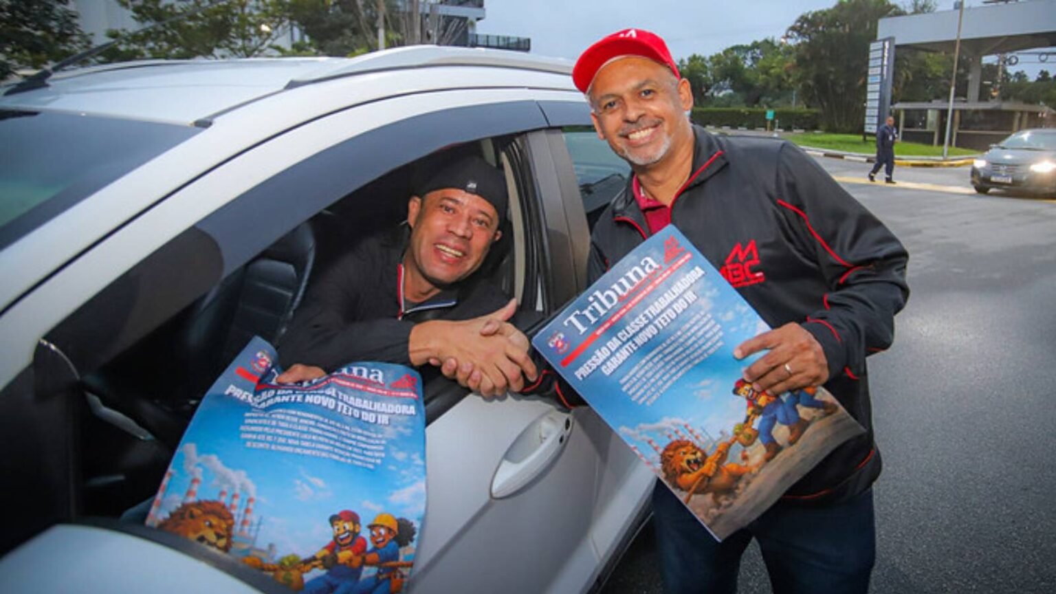 Trabalhadores comemoram holerite sem Imposto de Renda.jpg