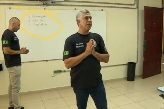 escola-civico-militar-alem-de-obrigar-a-bater-continencia-ainda-ensina-errado-tvt-news