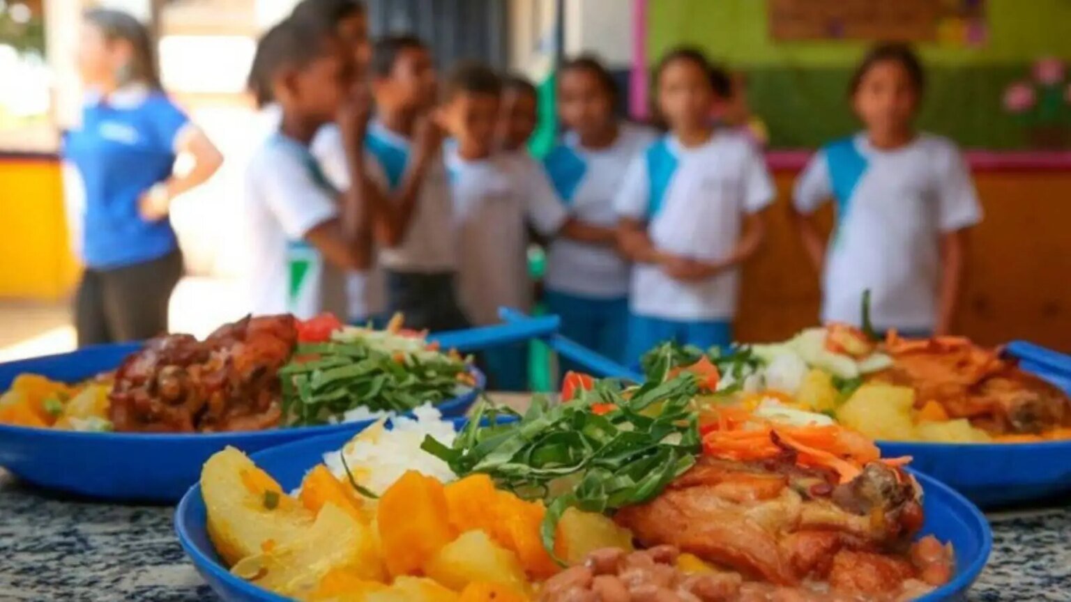 FNDE atualiza regras da alimentação escolar e fortalece refeições saudáveis nas escolas 1 fnde-atualiza-regras-da-alimentacao-escolar-e-fortalece-refeicoes-saudaveis-nas-escolas-nova-resolucao-define-que-a-alimentacao-escolar-deve-compreender-o-uso-de-alimentos-variados-e-seguros-respeitando-a-cultura-e-as-tradicoes-locais-foto-agencia-brasil-tvt-news