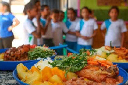 fnde-atualiza-regras-da-alimentacao-escolar-e-fortalece-refeicoes-saudaveis-nas-escolas-nova-resolucao-define-que-a-alimentacao-escolar-deve-compreender-o-uso-de-alimentos-variados-e-seguros-respeitando-a-cultura-e-as-tradicoes-locais-foto-agencia-brasil-tvt-news