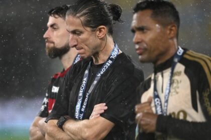 Flamengo demite tecnico Felipe Luis.jpg