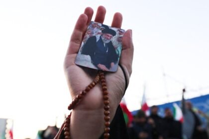 eua-e-israel-atacam-ira-ira-desafia-trump-e-promete-vingar-a-morte-de-khamenei-tvt-news