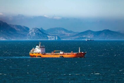 ira-fecha-estreito-de-ormuz-e-preco-do-petroleo-sobe-fechamento-promovido-pelo-ira-e-arma-economica-contra-monarquias-do-golfo-aliadas-dos-eua-foto-bergadder-pixabay-tvt-news