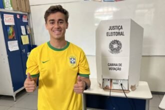 nikolas-e-pastor-da-lagoinha-usaram-jato-de-vorcaro-pra-pedir-votos-para-bolsonaro-afirma-colunista-caravana-de-nikolas-em-jato-de-vorcaro-combinava-pregacoes-religiosas-com-defesa-de-bolsonaro-foto-reproducao-twitter-tvt-news