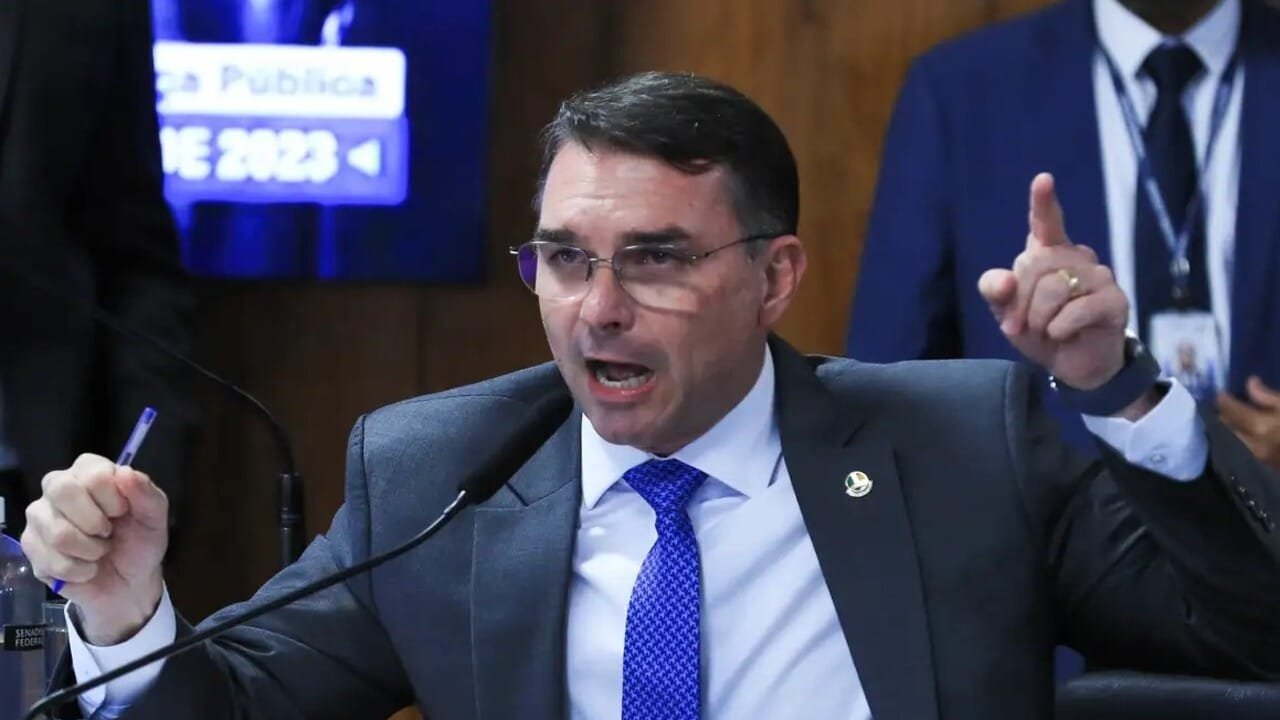 Reeleição para presidente pode chegar ao fim com PEC protocolada por Flávio Bolsonaro 1 Reeleicao para presidente pode chegar ao fim com PEC protocolada.jpg